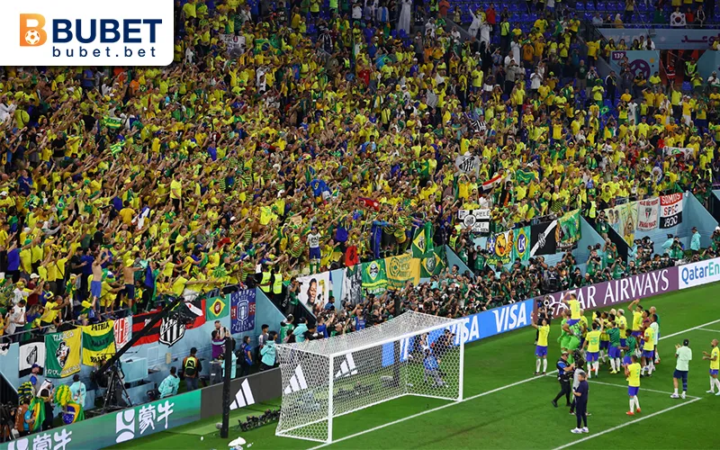 Bóng Đá 1 Sân vận động World Cup với đông đảo khán giả và quốc kỳ