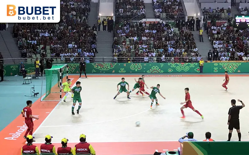 Futsal 1 Trận futsal thi đấu trong nhà với 5 cầu thủ mỗi đội